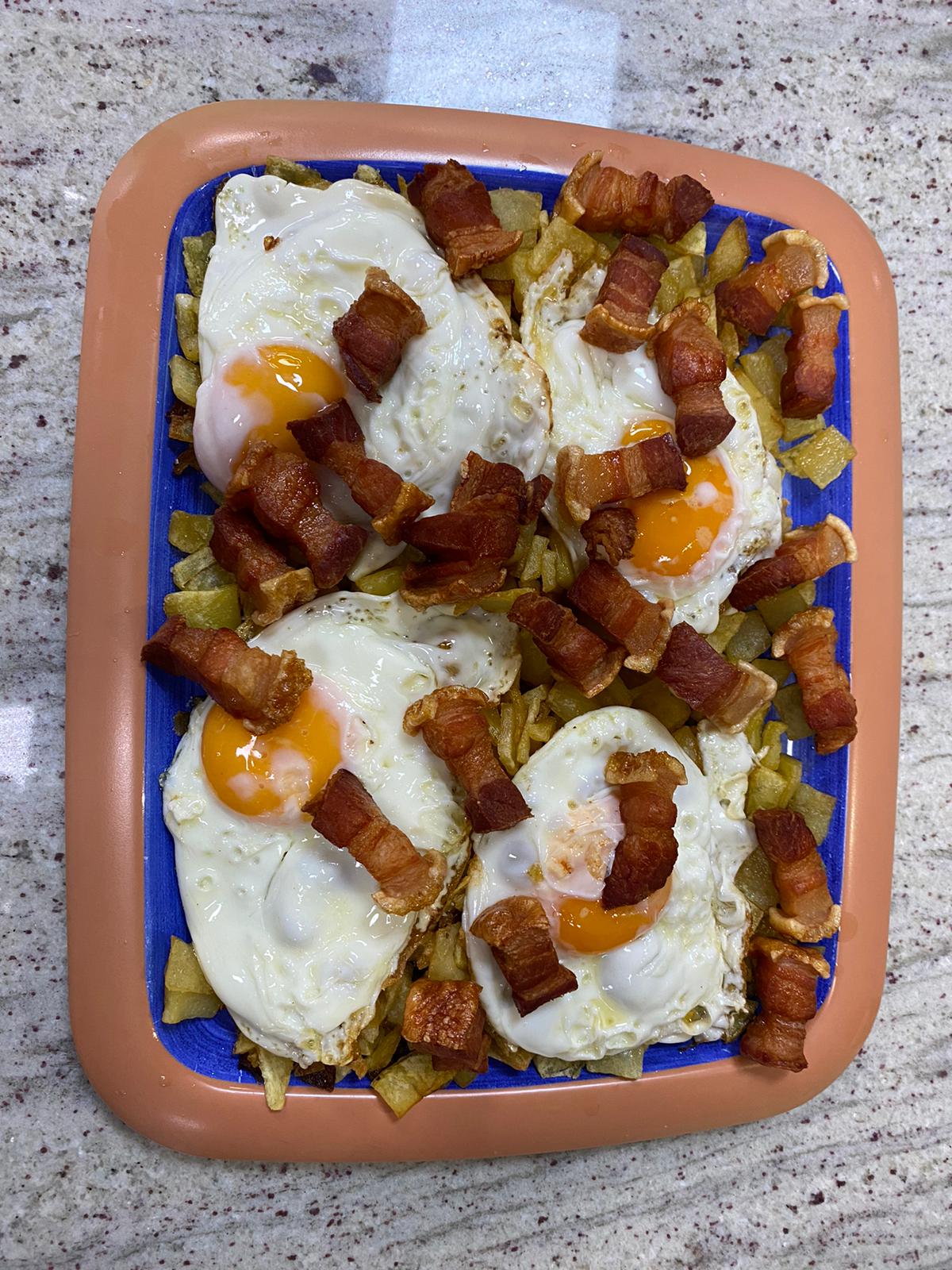 HUEVOS ROTOS CON TORREZNOS DE SORIA